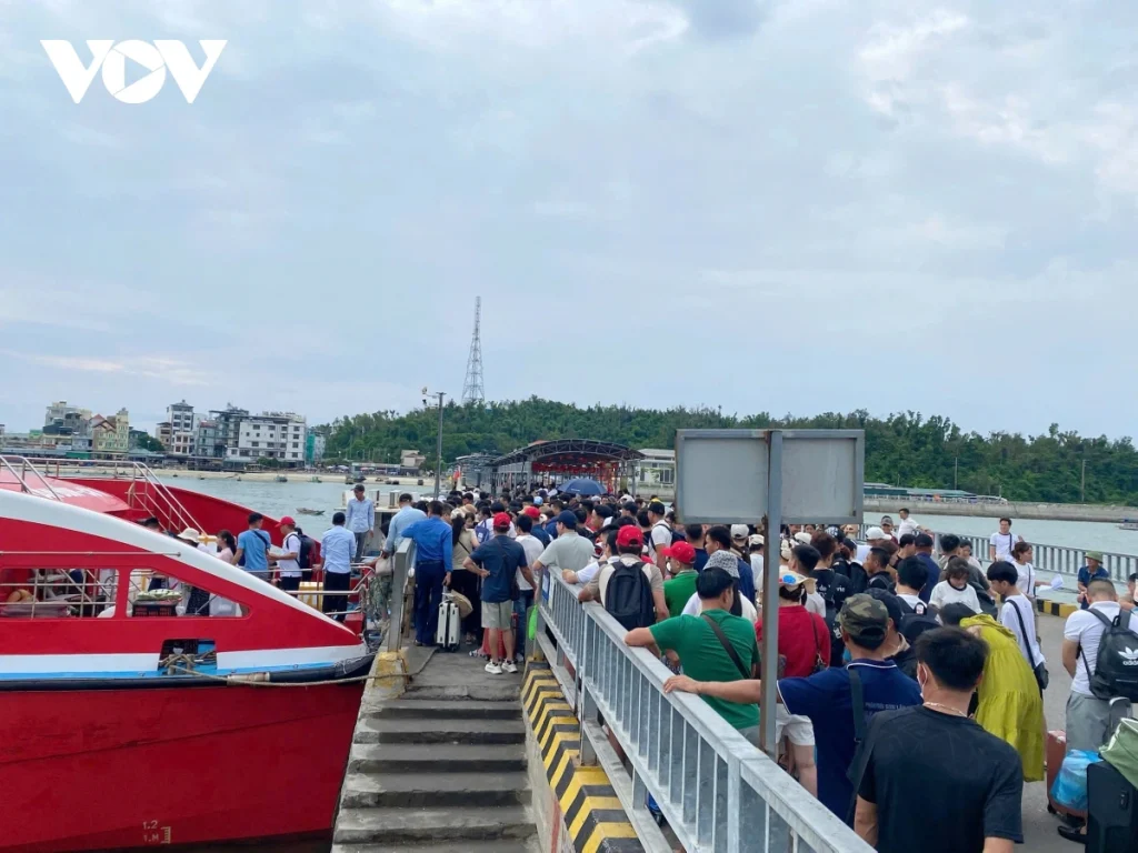 8.800 khách du lịch tại Cô Tô đã về đất liền