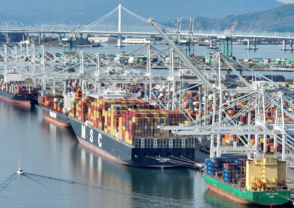 Giá cước vận tải biển toàn cầu chưa dứt đà giảm