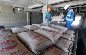 Ảnh hưởng mưa bão kéo dài, thị trường xi măng trong nước sụt giảm mạnh