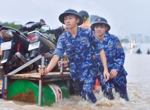 Cảnh sát biển hỗ trợ người dân di chuyển qua vùng ngập sâu khu vực cầu Ngà