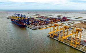 Doanh nghiệp hàng hải phân hóa giữa sóng gió