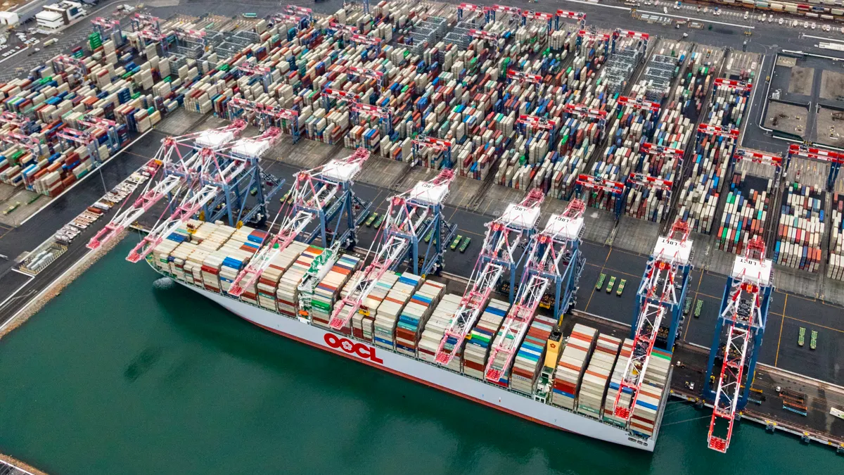 Cảng Los Angeles lập kỷ lục mới về sản lượng container
